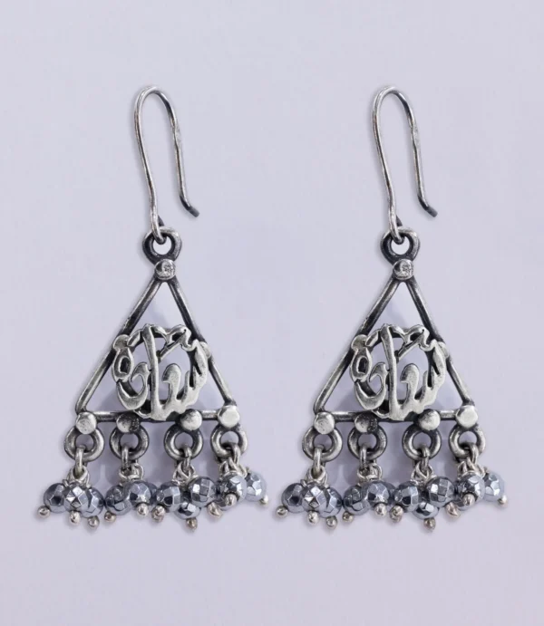 حلق فضه علي شكل مثلث بحجر الهيماتيت <br>