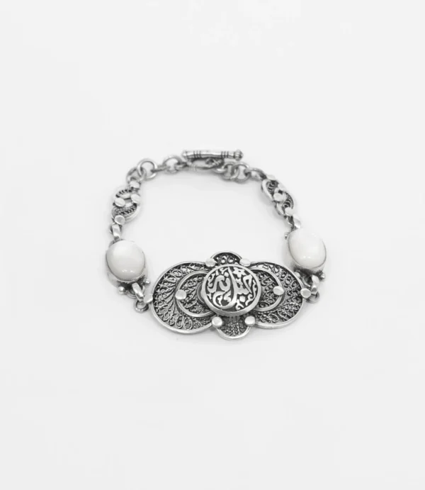 انسيال فضةبحجر الصدف و اللولى وعليه جمله "حبك نار"