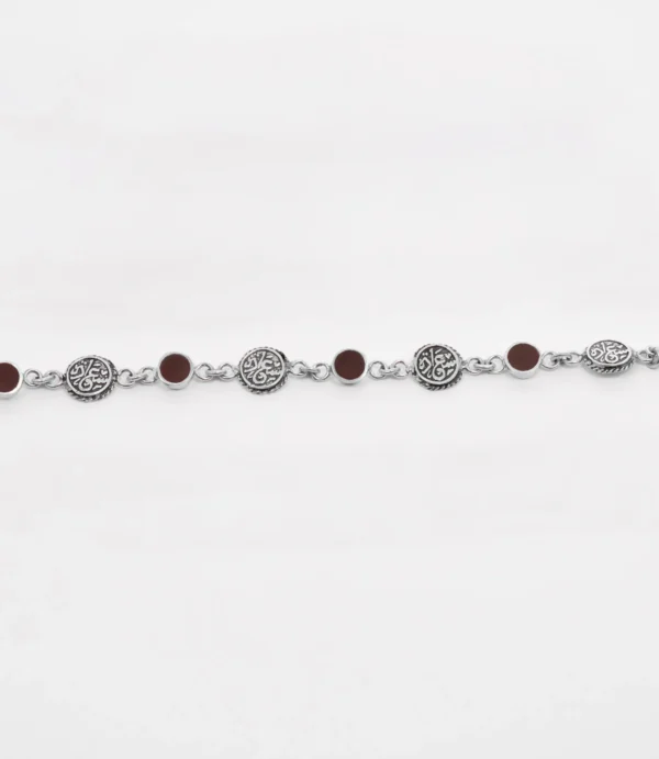 انسيال فضة مع حجر العقيق منقوش عليها "سعادة"