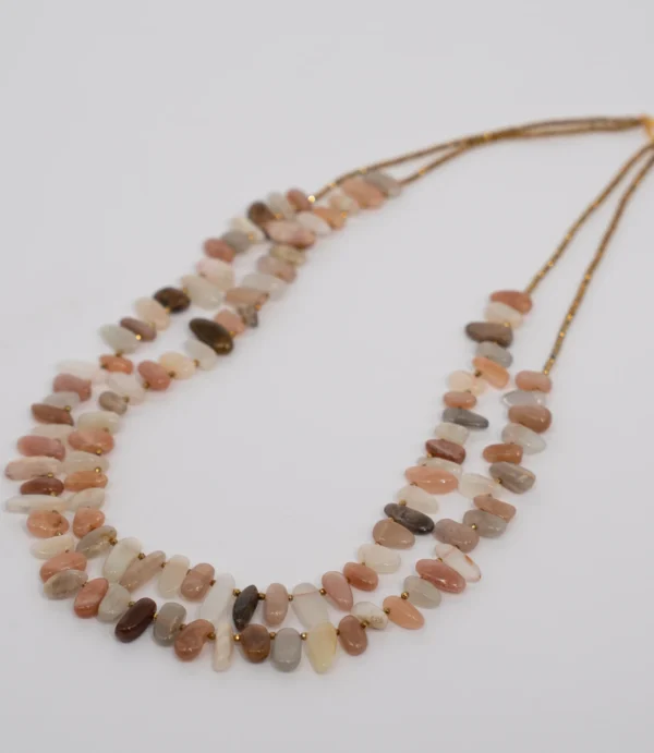 عقد فرعين من حجر مون ستون مع الهيماتيت الذهبي