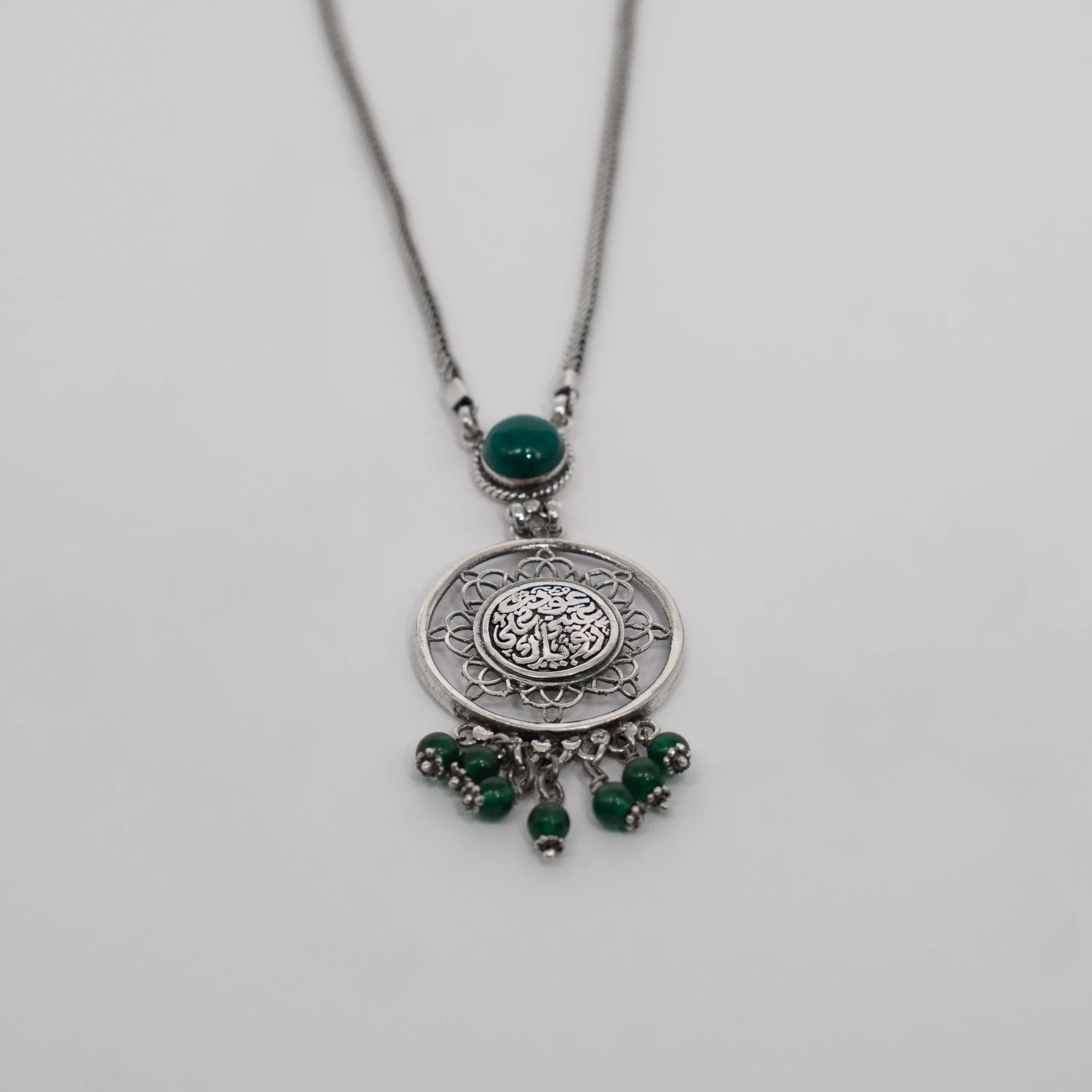 ⁦عقد فضة عيار 925 مزين بحجر العقيق الأخضر الطبيعي ودلايه منقوش عليها عبارة "عودت عيني على رؤياك"⁩ - الصورة ⁦3⁩