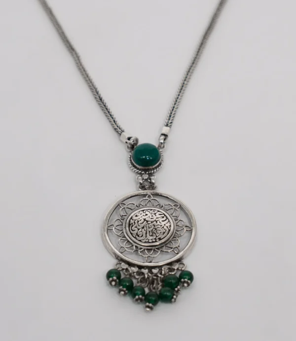 عقد فضة عيار 925 مزين بحجر العقيق الأخضر الطبيعي ودلايه منقوش عليها عبارة "عودت عيني على رؤياك"