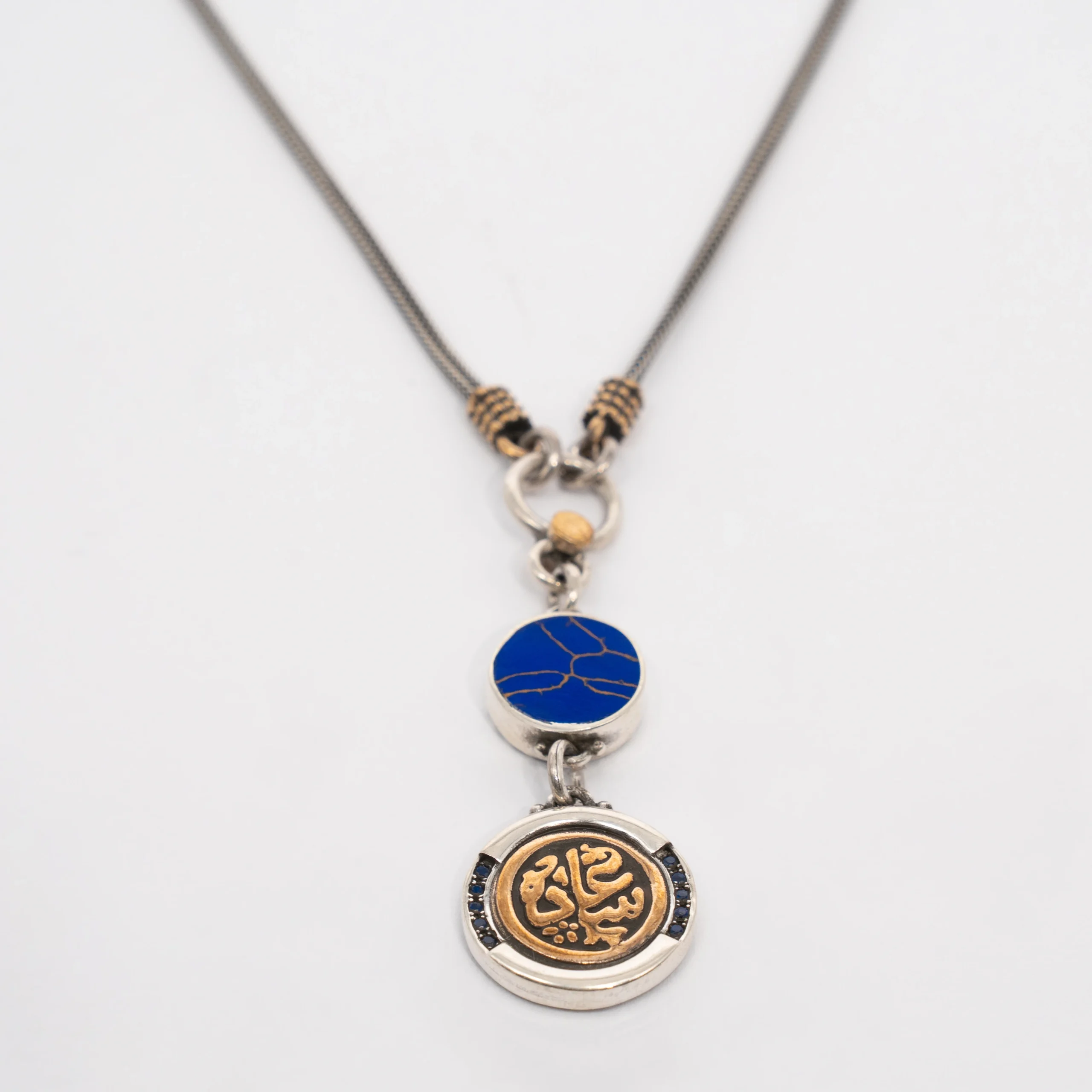 عقد فضه بحجر اللابيس مكتوب عليه سعاده