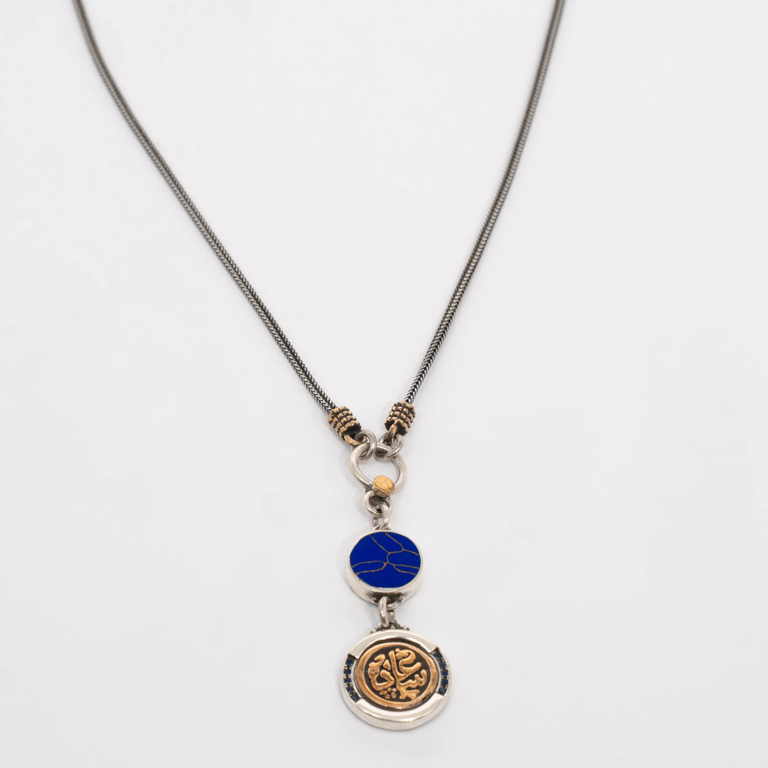 ⁦عقد فضه بحجر اللابيس مكتوب عليه سعاده⁩ - الصورة ⁦2⁩