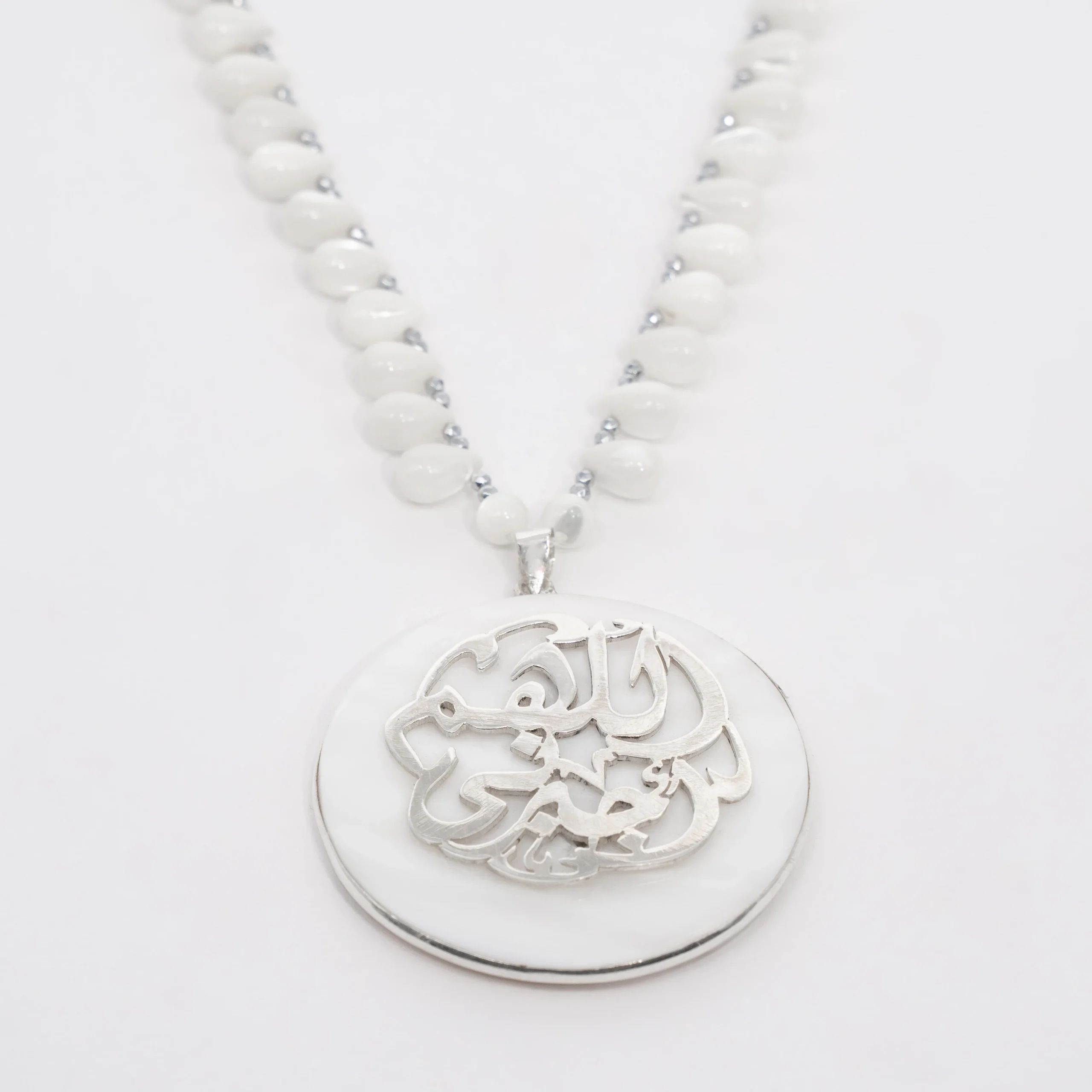 عقد من حجر الصدف والهيماتيت والفضه العربى على حجر الصدف مكتوب عليها اللهم اجبرنى