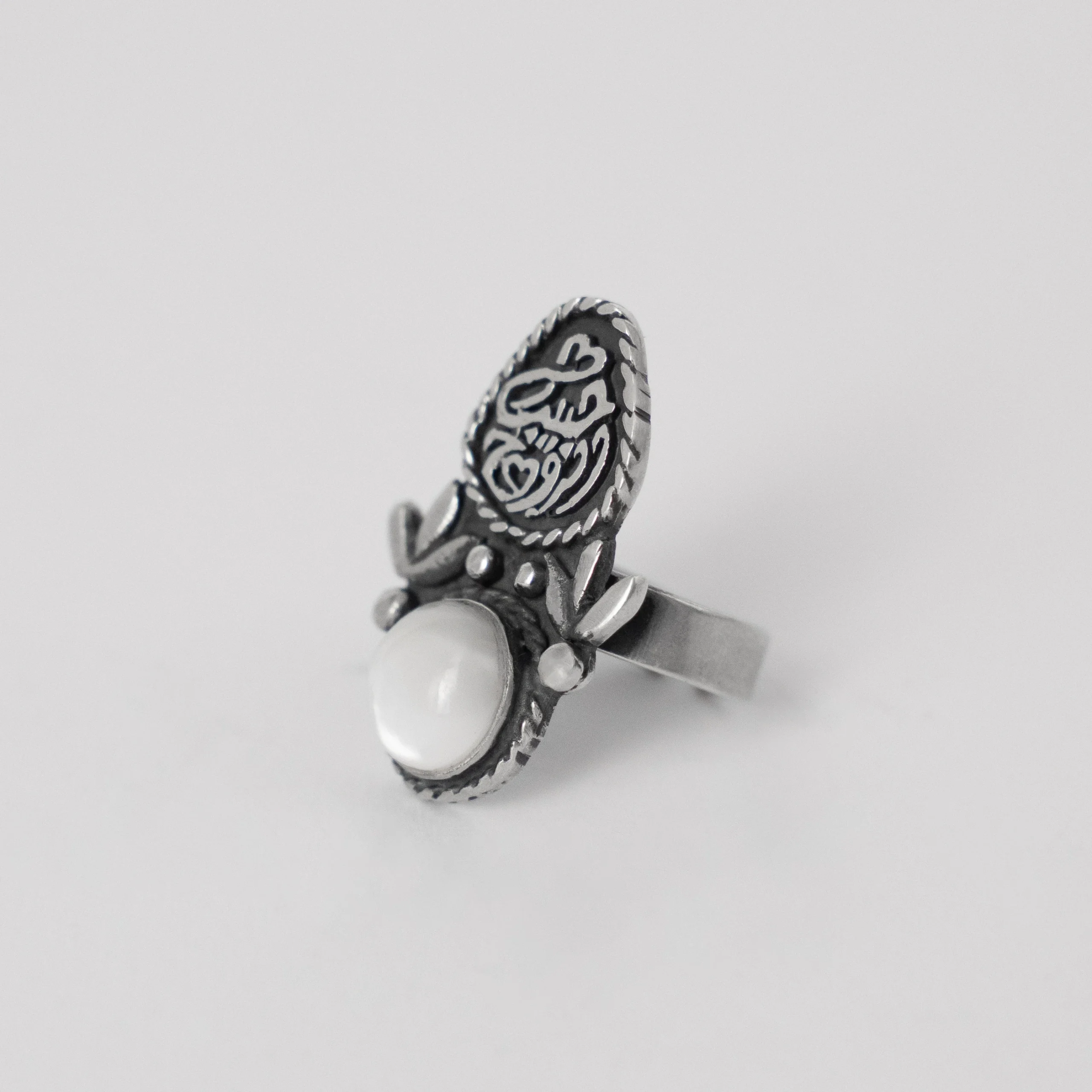 Silver Ring with White Mother of Pearl – “حاول تفتكرنى” Engraving - Image 3